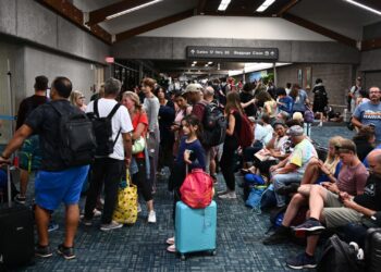Airlines add flights to get travelers off of Maui after deadly wildfires