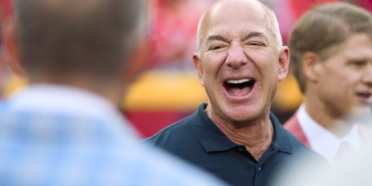 Jeff Bezos just bought a  million mansion on an island near Miami known as ‘Billionaire Bunker’ where the super wealthy rub shoulders