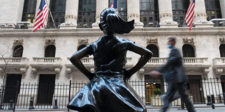 The wait for an elusive recession is getting costly for big-name money managers bullish on bonds. They’re doubling down 