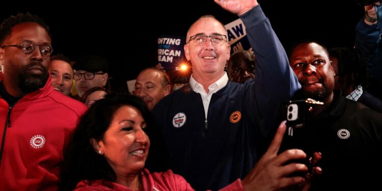 UAW strike brings blue-collar vs. billionaire battle to Detroit UAW strike brings blue-collar vs. billionaire battle to Detroit