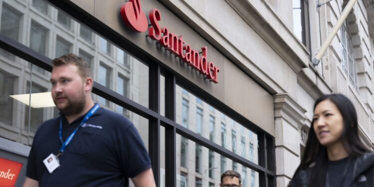 Santander is reconsidering its presence in the U.K., FT says