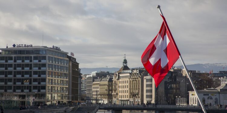More rich Americans are opening Swiss bank accounts fearing U.S. risks