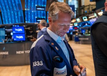 U.S. stocks rebound late in the day to finish positive after earlier draw downs