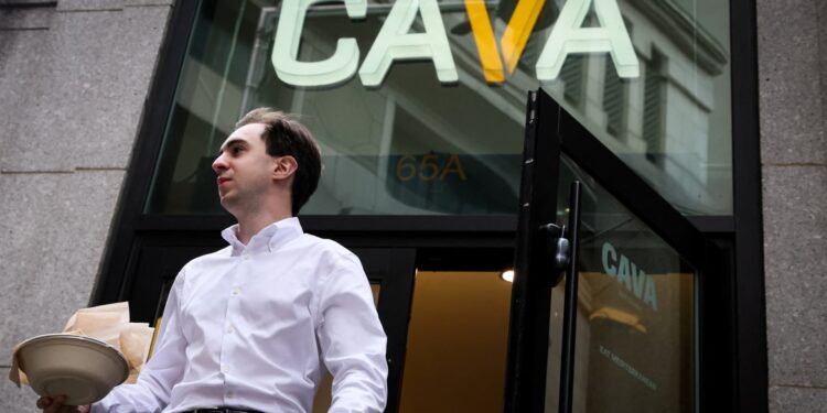 Fast-casual restaurants lean on loyalty programs to offset consumer pullback