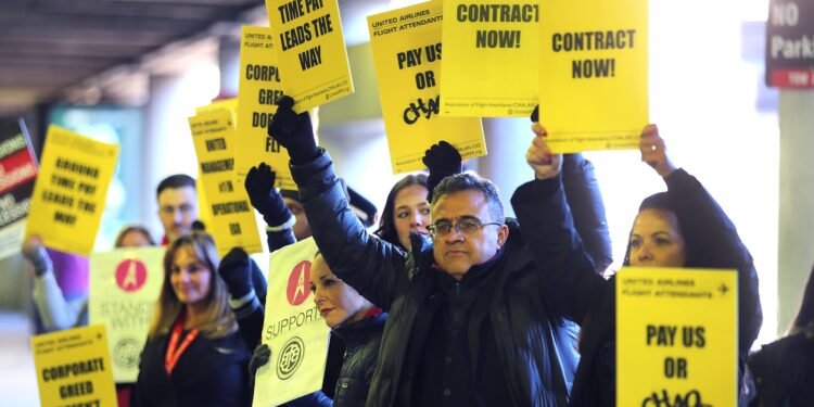 United Airlines reaches ‘industry-leading’ labor deal with flight attendants, union says United Airlines reaches ‘industry-leading’ labor deal with flight attendants, union says