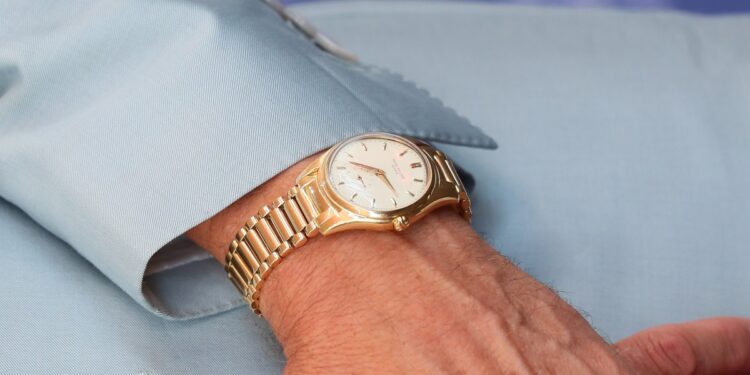 Republican banker accused in 0 million Ponzi scheme bought a Patek Philippe watch, jaunts to Kennebunkport, and put millions on his credit cards Republican banker accused in 0 million Ponzi scheme bought a Patek Philippe watch, jaunts to Kennebunkport, and put millions on his credit cards