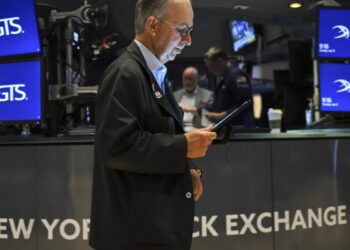 Stocks rise Thursday after strong corporate earnings reports