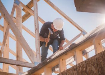 Top economist sounds the alarm even louder on the housing market and says homebuilders are ‘giving up’