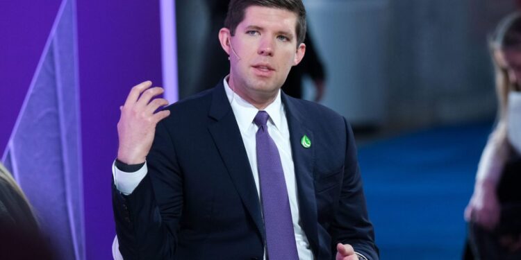 The world’s youngest self-made billionaire says the secret to closing deals is exploiting investors’ greed and fear of missing out The world’s youngest self-made billionaire says the secret to closing deals is exploiting investors’ greed and fear of missing out