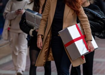 Most U.S. consumers expect higher holiday prices and a weaker economy, survey finds