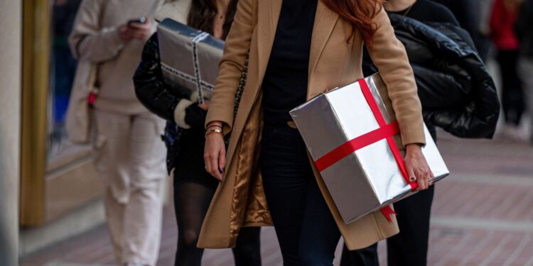 Most U.S. consumers expect higher holiday prices and a weaker economy, survey finds Most U.S. consumers expect higher holiday prices and a weaker economy, survey finds