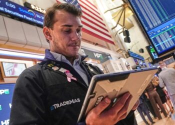 U.S. stocks fall as midsized bank earnings worry traders about underlying state of the economy | Fortune U.S. stocks fall as midsized bank earnings worry traders about underlying state of the economy | Fortune