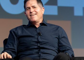 Michael Dell founded his billion company—once the largest PC maker—as a 19-year-old in his college dorm. Here’s his secret to making it big | Fortune Michael Dell founded his billion company—once the largest PC maker—as a 19-year-old in his college dorm. Here’s his secret to making it big | Fortune