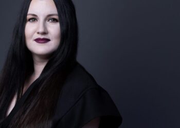 OpenAI’s Fidji Simo says Meta’s team didn’t anticipate risks of AI products well—her first task under Sam Altman was to address mental health concerns | Fortune OpenAI’s Fidji Simo says Meta’s team didn’t anticipate risks of AI products well—her first task under Sam Altman was to address mental health concerns | Fortune