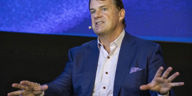 Ford is scrapping the all-electric F-150 Lightning and other big EVs amid a scramble to find a winning electric formula that will cost .5 billion | Fortune Ford is scrapping the all-electric F-150 Lightning and other big EVs amid a scramble to find a winning electric formula that will cost .5 billion | Fortune