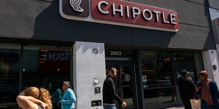 Chipotle stock sinks as restaurant chain reports falling traffic, weak guidance Chipotle stock sinks as restaurant chain reports falling traffic, weak guidance