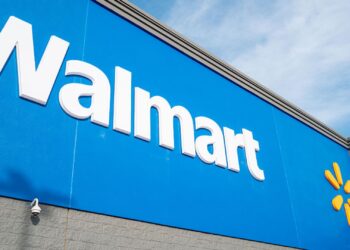 Walmart reports strong holiday growth, but earnings outlook falls short of estimates