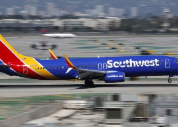 Southwest Airlines forecasts quarterly earnings below estimates on higher fuel