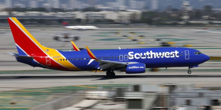 Southwest Airlines forecasts quarterly earnings below estimates on higher fuel