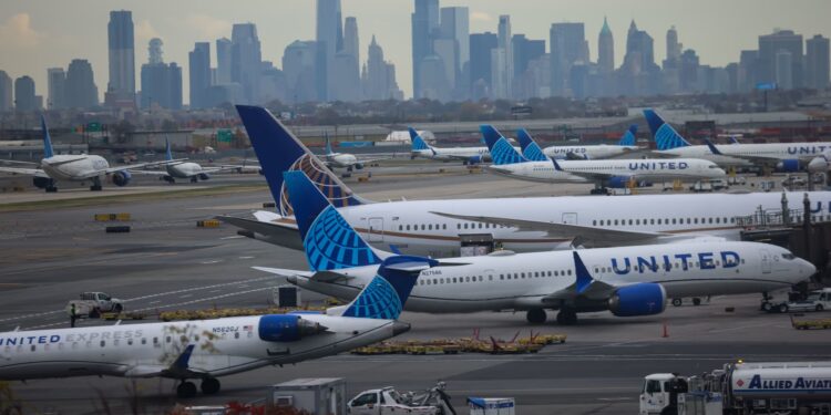 United Airlines hikes checked bag fee by as fuel prices continue to climb United Airlines hikes checked bag fee by as fuel prices continue to climb