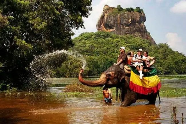 Tourist arrivals in October top 150,000