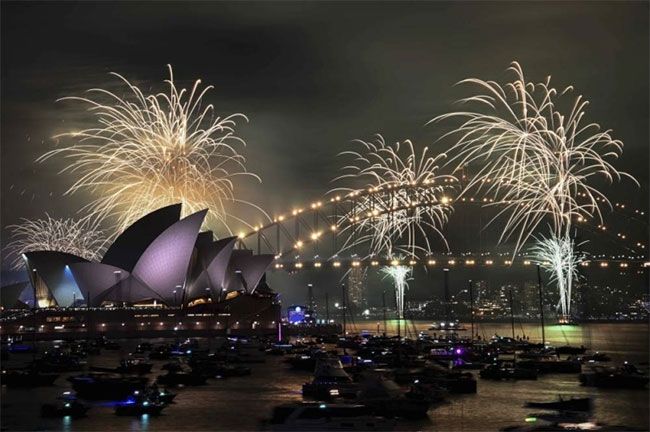 The world begins welcoming 2025 with light shows, embraces and ice plunges The world begins welcoming 2025 with light shows, embraces and ice plunges