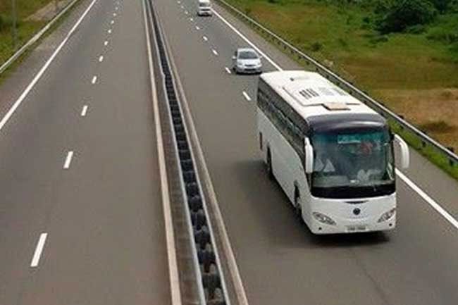 Traffic limited to single lane on GalanigamaDodangoda stretch of expressway