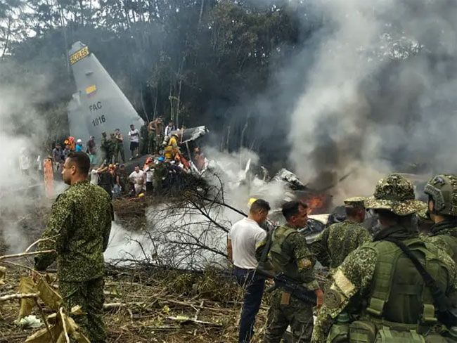 Colombian military plane carrying more than 100 troops crashes on takeoff Colombian military plane carrying more than 100 troops crashes on takeoff