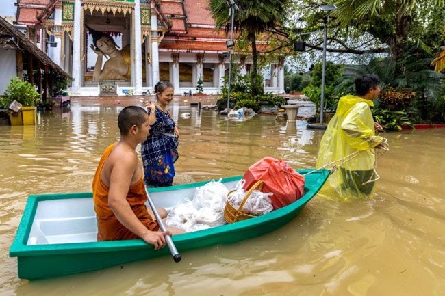 Malaysia and Thailand flooding kills at least 12 Malaysia and Thailand flooding kills at least 12