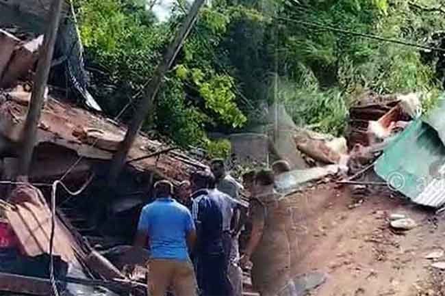 Kadugannawa Landslide: Army engaged in restoration activities, police issue alternative routes Kadugannawa Landslide: Army engaged in restoration activities, police issue alternative routes