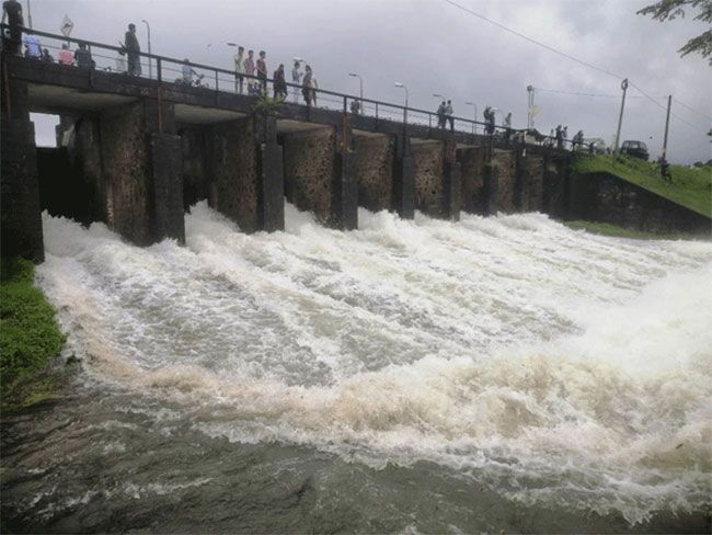 16 major and 10 medium reservoirs spilling amid heavy rainfall across Sri Lanka 16 major and 10 medium reservoirs spilling amid heavy rainfall across Sri Lanka