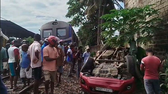 3 injured as train hits vehicle at Payagala; Coastal line trains delayed 3 injured as train hits vehicle at Payagala; Coastal line trains delayed