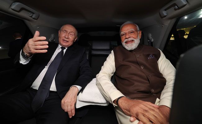 Russias Putin arrives in India for summit talks with PM Modi Russias Putin arrives in India for summit talks with PM Modi