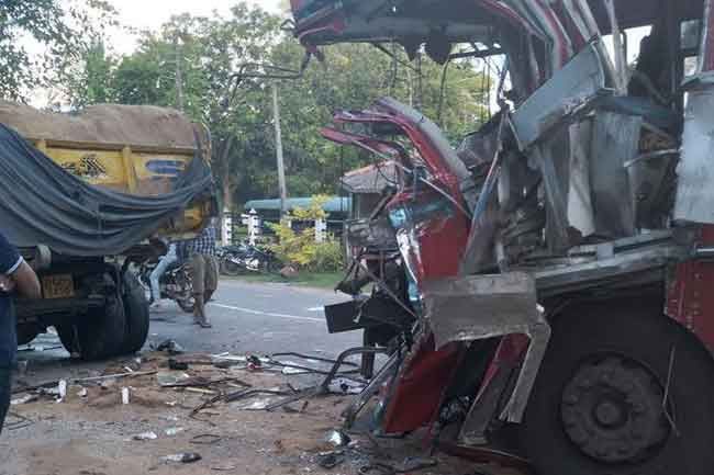 One dead, 12 injured in bus-tipper truck collision in Weliara One dead, 12 injured in bus-tipper truck collision in Weliara