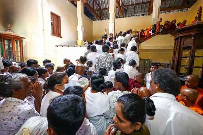 Devotees continue to queue up on day 6 of Siri Dalada Wandanawa