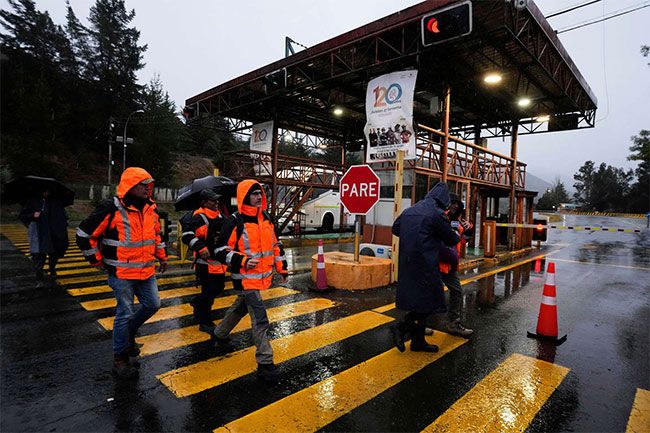 One dead, five trapped in Chile copper mine collapse One dead, five trapped in Chile copper mine collapse