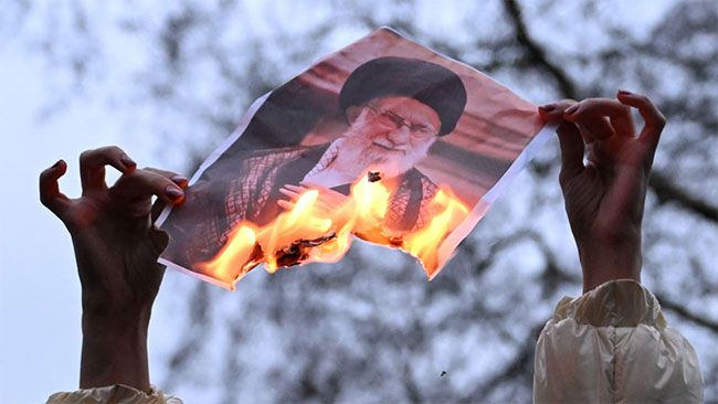 Iranian President warns that attacks on Khamenei mean all-out war