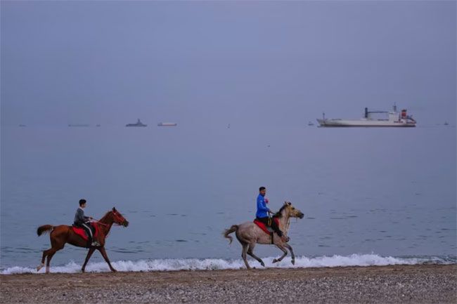 U.S. military tells civilians to avoid port facilities where Iranian navy operating