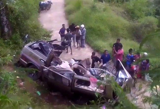 12 injured after van topples in Ramboda 12 injured after van topples in Ramboda