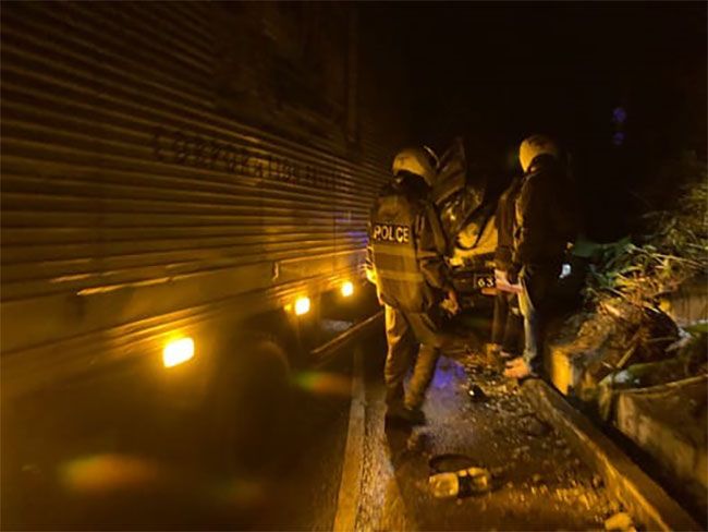 One killed, 19 injured in van-lorry collision