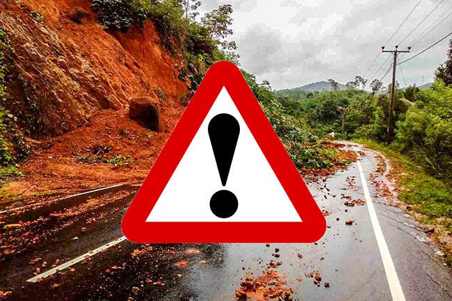 HaputaleWelimada main road blocked due to earthslip