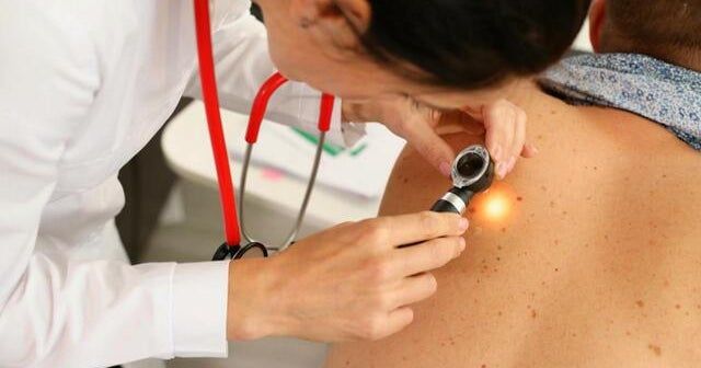 Dermatologists battle online