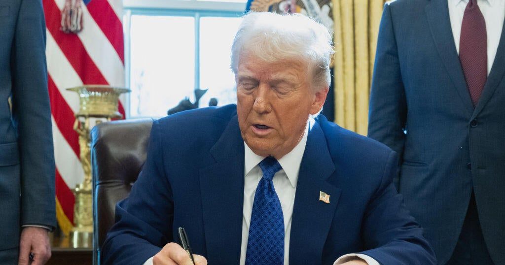 Trump bars federal funding for schools with COVID vaccine mandates
