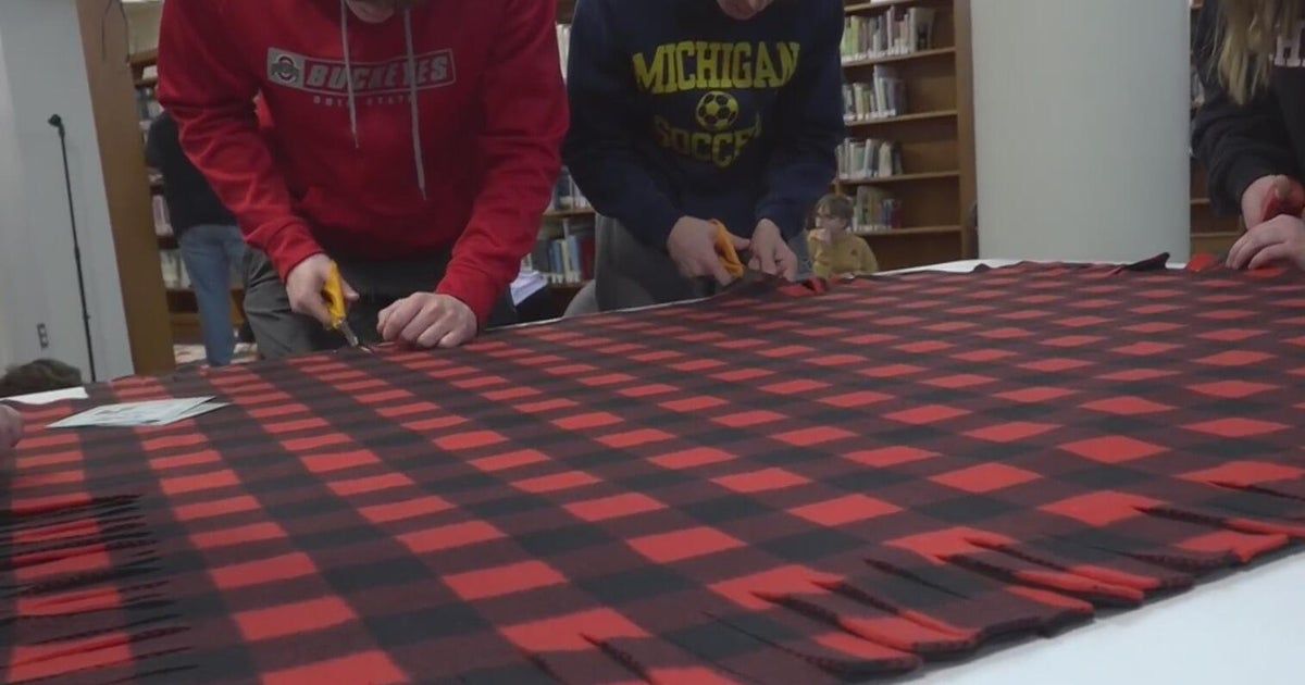 Michigan teacher who received double lung transplant helps students make blankets for organ donor families