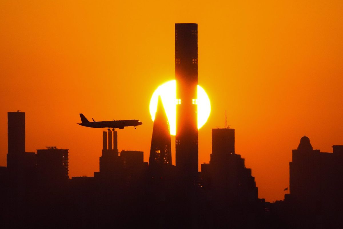 Holiday travel rush to airports has begun—and so far it’s seen the ‘lowest cancellation rate in the last 5 years’ 1 21d6c7ca AP23354671796222 e1703150997559