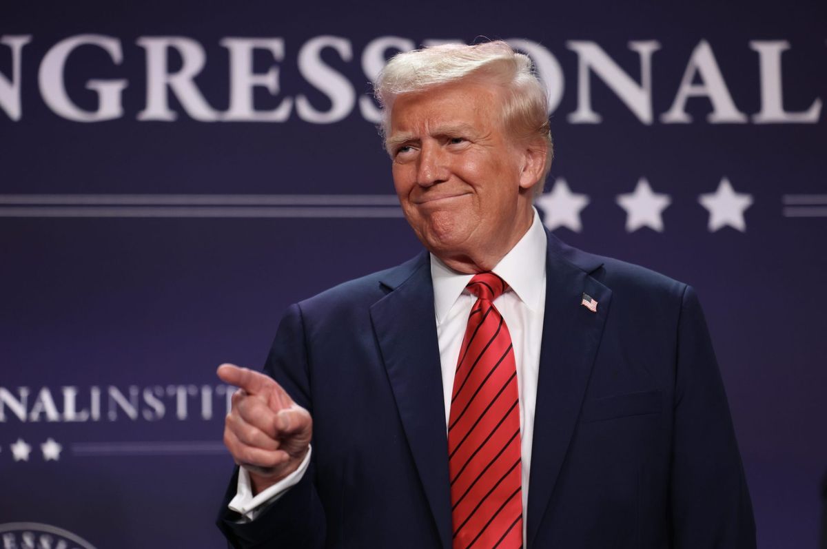 Trump to federal employees on 'folk in the road': Quit now and collect eight months pay for nothing 1 0ddec5ef GettyImages 2196277511 e1738157137308