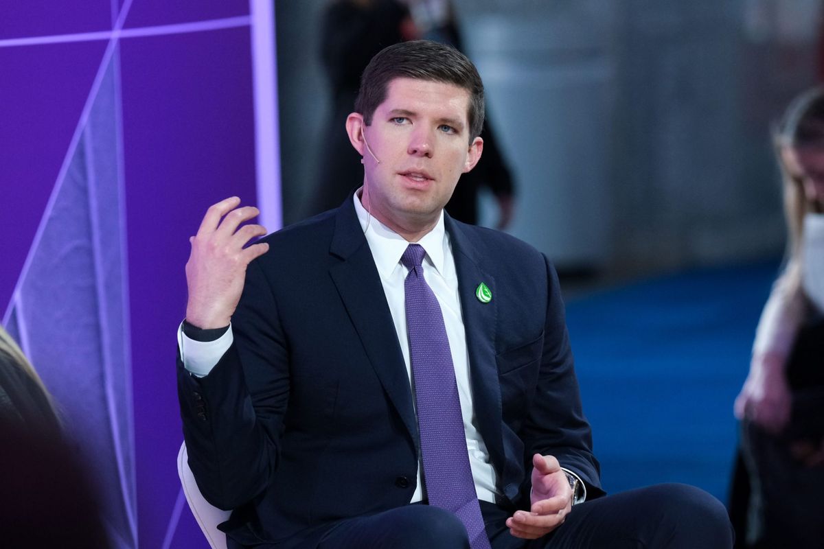 The world's youngest self-made billionaire says the secret to closing deals is exploiting investors' greed and fear of missing out 1 310d2a8f GettyImages 2089845447 e1756227696527