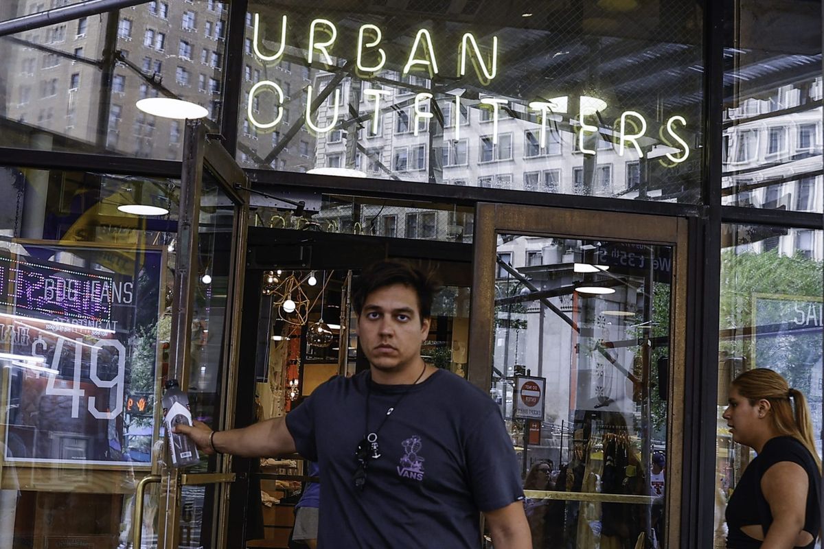 Tariffs are threatening the accuracy of fall fashion trends by forcing earlier clothing shipments amid supply-chain headaches, Urban Outfitters CEO says 1 3787dbcf GettyImages 1630430537 e1747932813519