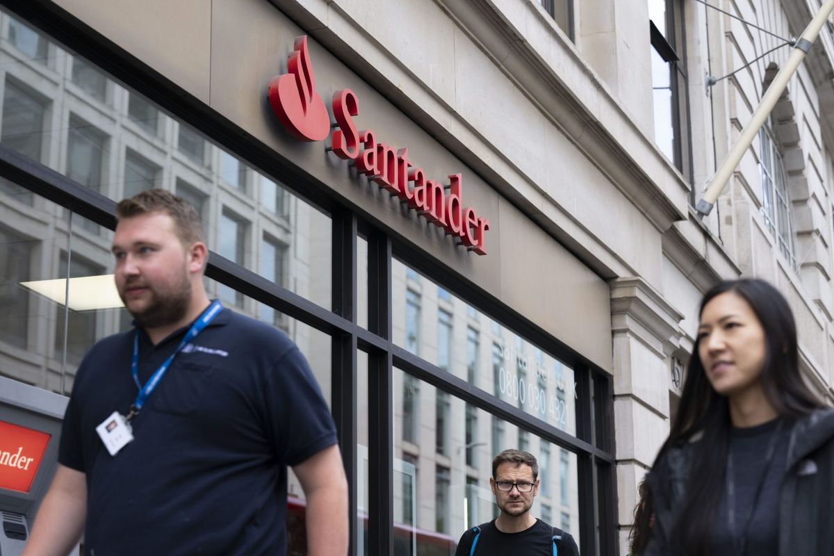 Santander is reconsidering its presence in the U.K., FT says 1 60e1a0c9 GettyImages 1601140841 e1737381277413