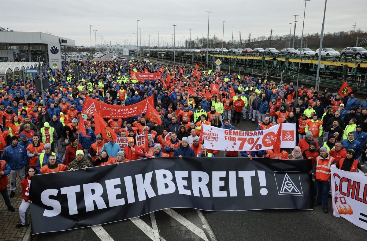 Volkswagen workers walk out on strike as German auto industry is engulfed in crisis 1 62db5dfd GettyImages 2187315125 e1733133308930